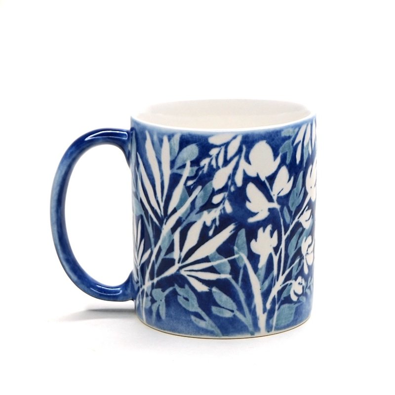 手描きの青と白のレリーフセラミックマグ（植物画）（HPM-P007） - グラス・コップ - 磁器 ブルー
