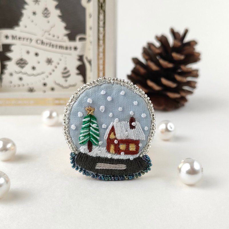 Christmas snow globe embroidered brooch - Brooches - Cotton & Hemp White