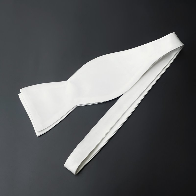 White wide hand-tied bow tie - a white hand-tied bow tie that makes you the most classic gentleman - หูกระต่าย/ผ้าพันคอผู้ชาย - ไฟเบอร์อื่นๆ ขาว