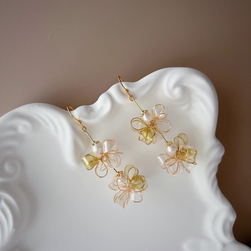 Freely stretchable Love Gold Double Snowball Resin Earrings - ต่างหู - เรซิน สีทอง