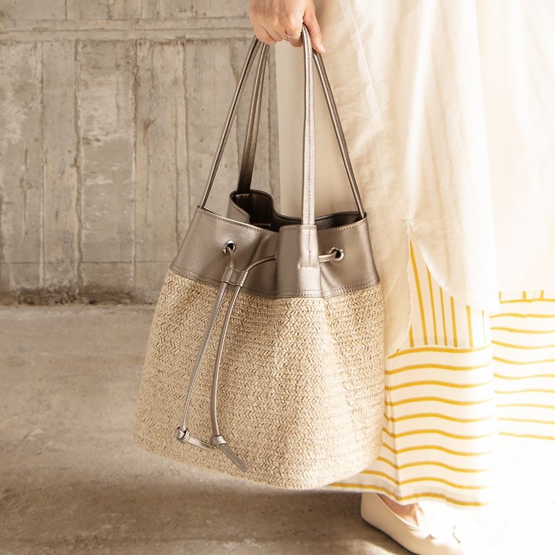 Summer new arrival bucket tote [golden Brown x natural color] washed, distressed woven xPU, lightweight, simple and practical - กระเป๋าแมสเซนเจอร์ - หนังเทียม สีนำ้ตาล