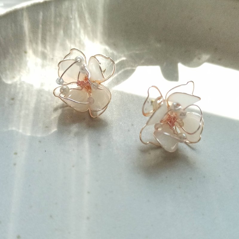 1KM Elegant and Fragrance‧Pink and White Floral Resin Earrings - ต่างหู - เรซิน 