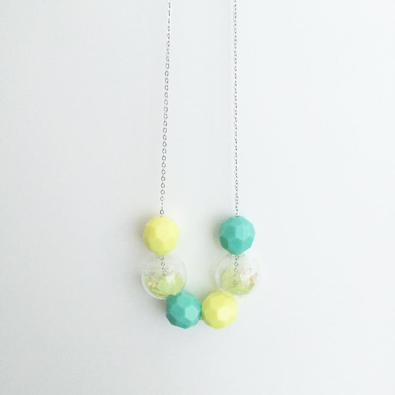 LaPerle summer fluorescent yellow-green flowers do not wither flowers and geometric glass beads transparent bubble bead necklace necklace necklace necklace birthday gift Preserved Flower Necklace - สร้อยติดคอ - แก้ว สีเหลือง