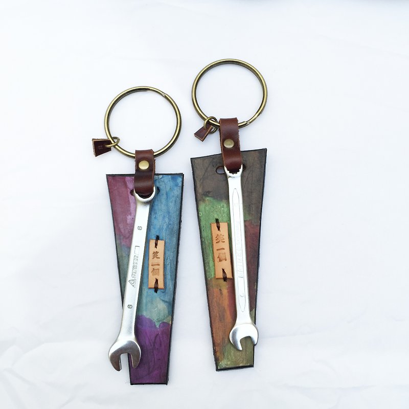 A pair of wrench | leather keychains - Smile and say cheese! - Laverder / Grassland color - ที่ห้อยกุญแจ - หนังแท้ สีน้ำเงิน