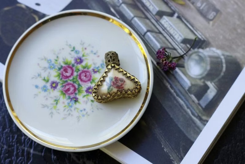 老雜貨Damn Good Vintage 金色蕾絲雕花三角香水瓶 刺繡玫瑰 w33 - 擺飾/家飾品 - 其他金屬 金色