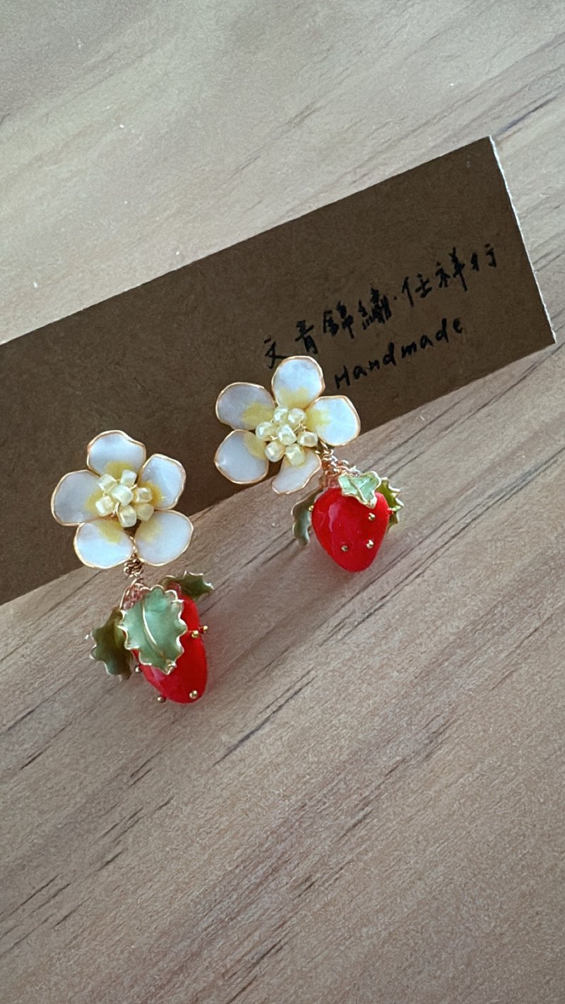 Strawberry earrings in the countryside Clip-On style - Earrings & Clip-ons - Other Materials Red