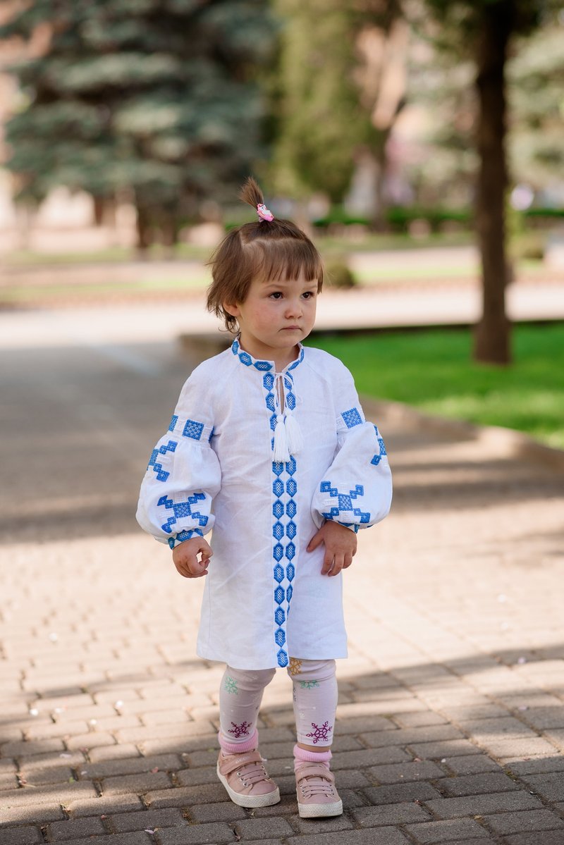 White linen dress for baby toddler, Blue embroidery, Vyshyvanka dress for girl - 男/女童禮服 - 棉．麻 白色