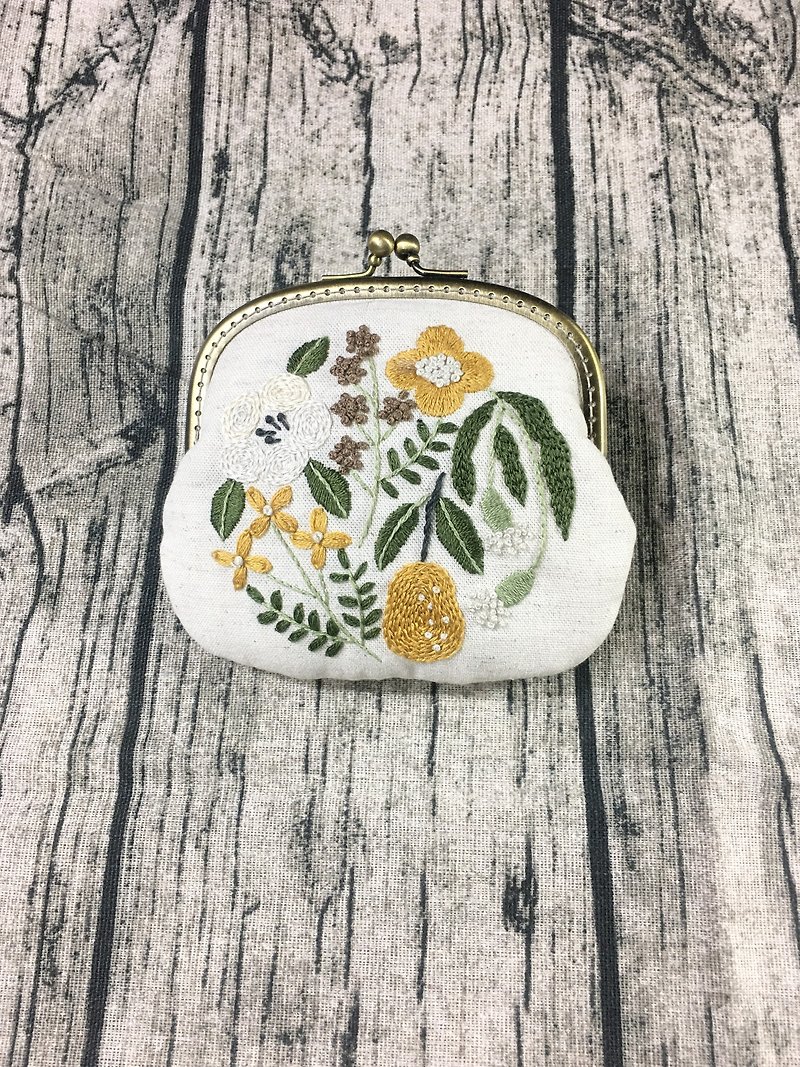 Four seasons embroidered gold bag - กระเป๋าสตางค์ - ผ้าฝ้าย/ผ้าลินิน 
