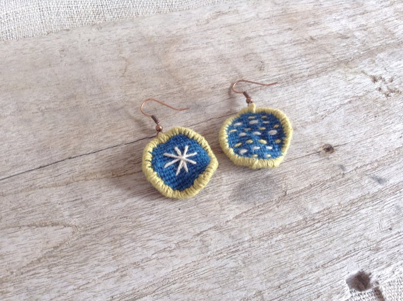Handmade earrings-embroidered with natural dyes thread on handwoven cotton fabric - 耳環/耳夾/耳骨夾 - 繡線 藍色