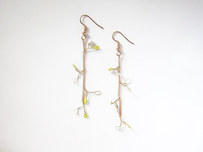 フライング-小さなデイジーの花びらのイヤリング手作りの金属細工の曲がりくねった長いイヤリングと風の花イエローホワイト - ピアス・イヤリング - その他の素材 