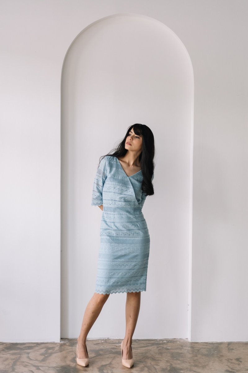 CYBIL, The embroidery wrapped dress - 洋裝/連身裙 - 棉．麻 藍色