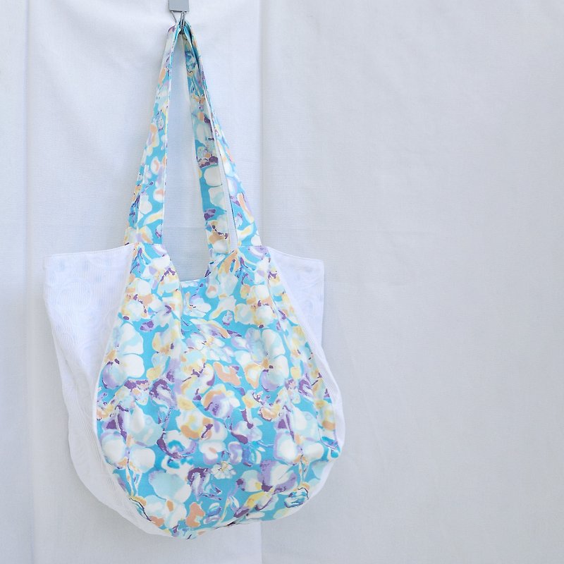 Sister Bao Zhu handmade // White embossed cloth, sky blue floral cloth patchwork pastoral style cloth shoulder bag - Messenger Bags & Sling Bags - Cotton & Hemp Blue