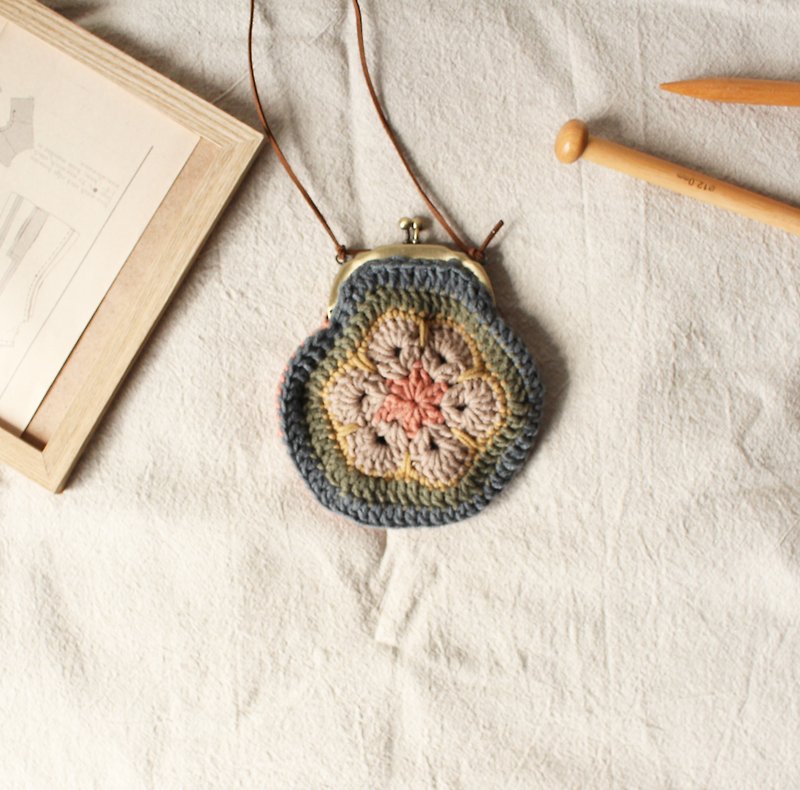 Wool coin purse positive and negative two-color with a rope and a chain - กระเป๋าใส่เหรียญ - วัสดุอื่นๆ 