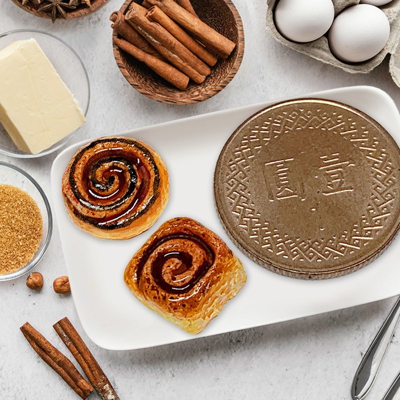 【マクロフードワールド】手作り1cm/シナモンロール/イヤリング/チャーム/デコレーション(単品) - ピアス・イヤリング - 粘土 多色