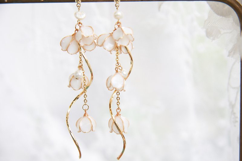 [In Stock] [White Lily of the Valley Waves] Handmade Original Bronze Resin Bridal Elegant Earrings - Earrings & Clip-ons - Resin White