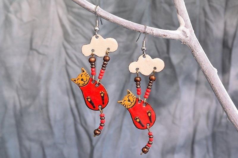 Enamel Earrings, Cat Earrings, Enamel Jewelry, Cat Jewelry, Cat Shaped Earrings, Cloud, Red Cat, Sky, For Cat Fans, - ต่างหู - วัตถุเคลือบ สีแดง