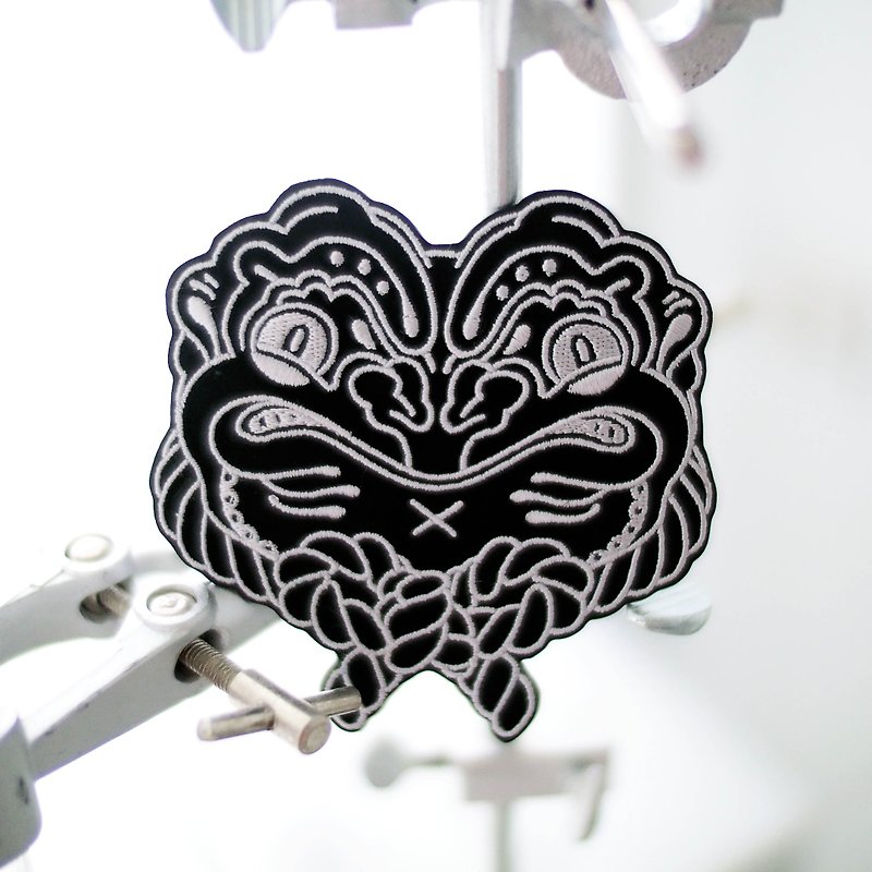 Frog Tattoo Embroidered Patch Design - เข็มกลัด/พิน - งานปัก สีดำ