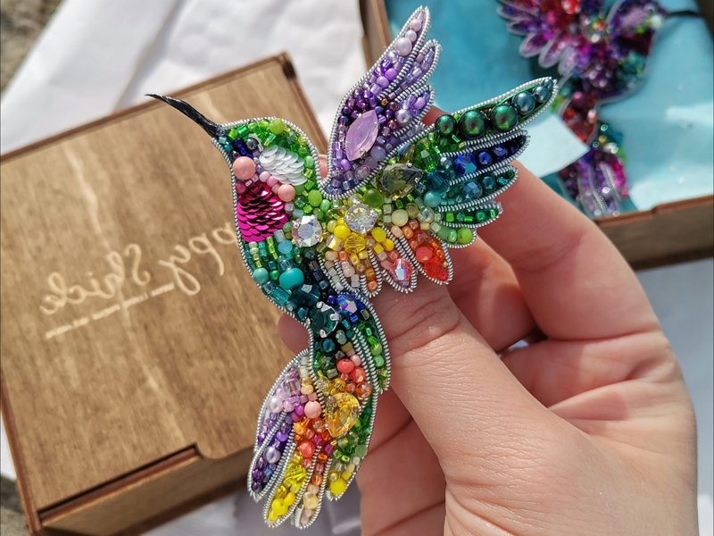 Hummingbird jewelry brooch, rainbow hummingbird, bird pin - 胸針 - 玻璃 多色