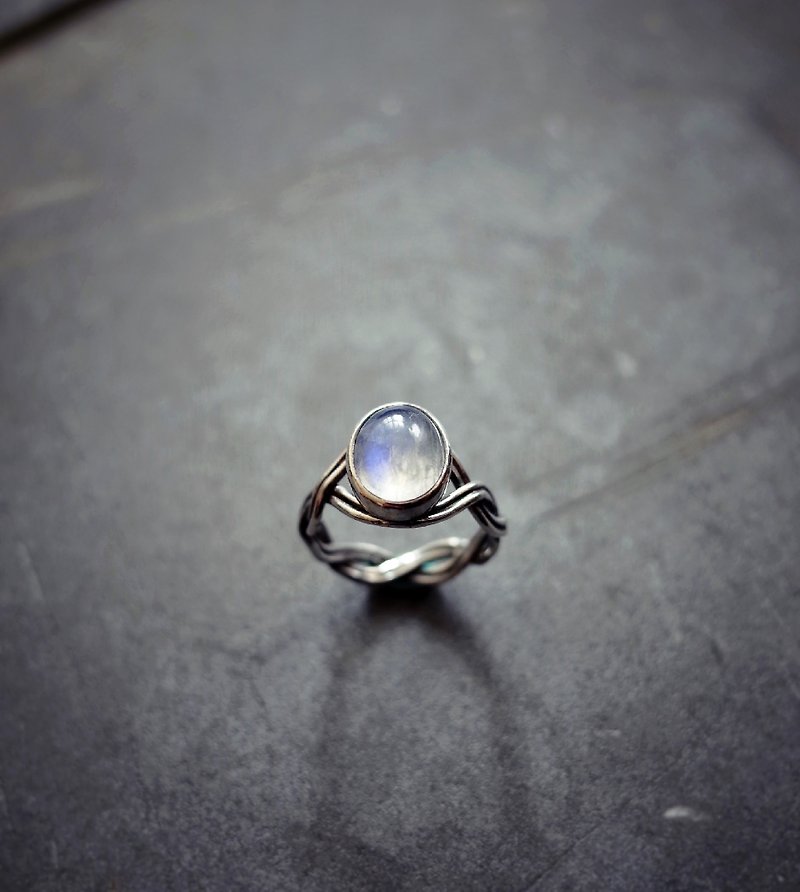 Moonstone. Silver woven ring - แหวนคู่ - เครื่องเพชรพลอย สีน้ำเงิน