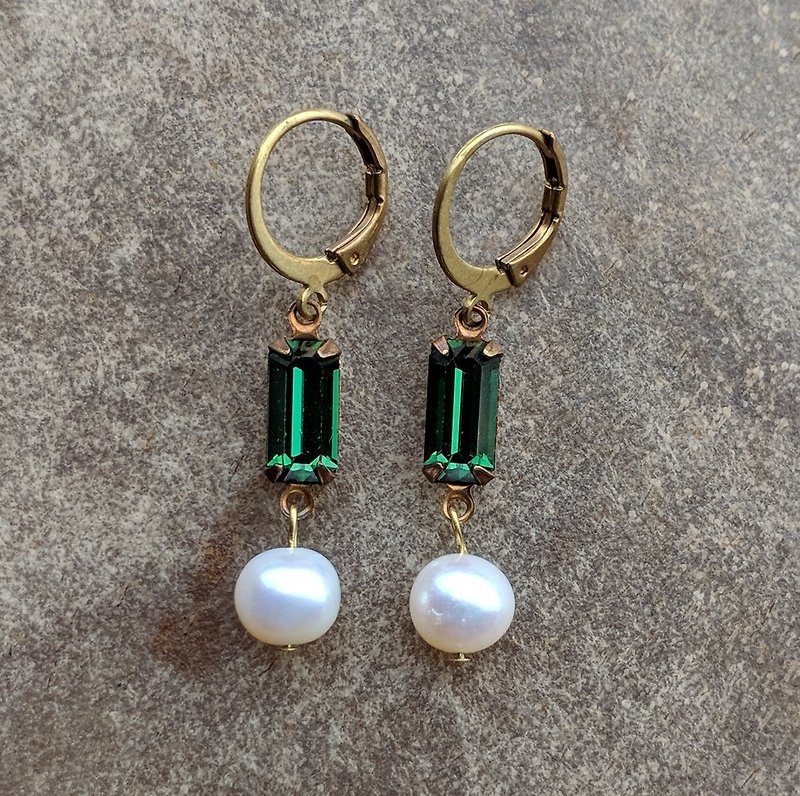 Emerald Vintage Glass and Freshwater Pearls Earrings - ต่างหู - ไข่มุก สีเขียว