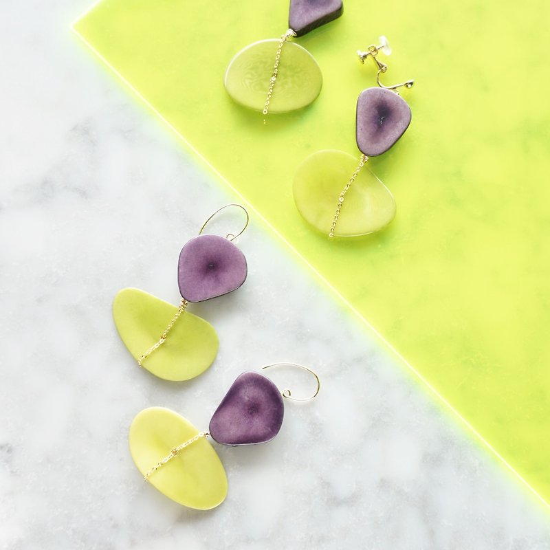14kgf Purple x L Green Tagua Nuts slice pierced earring - ต่างหู - ไม้ สีเหลือง