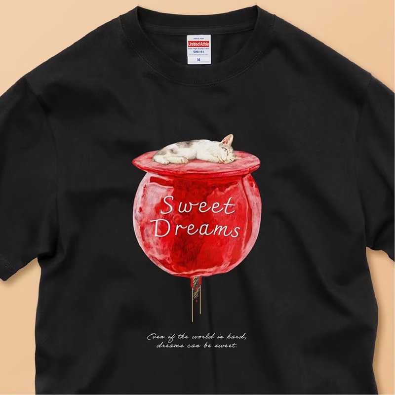 SWEET DREAMS_猫とリンゴ飴  / 安心のクオリティ/定番コットンTシャツ - Tシャツ - コットン・麻 ホワイト
