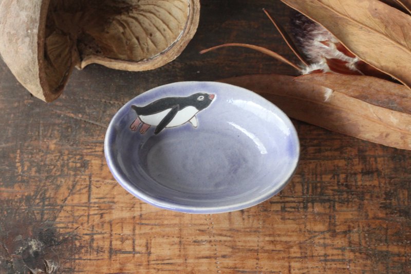 Tiny plate with Adelee penguin - จานและถาด - ดินเผา สีดำ