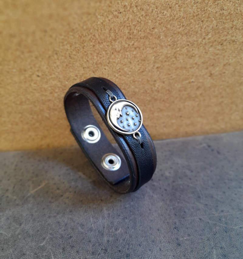 Crescent Moon Leather Cuff  Bracelet - Handmade Celestial Charm - 手鍊/手環 - 真皮 咖啡色