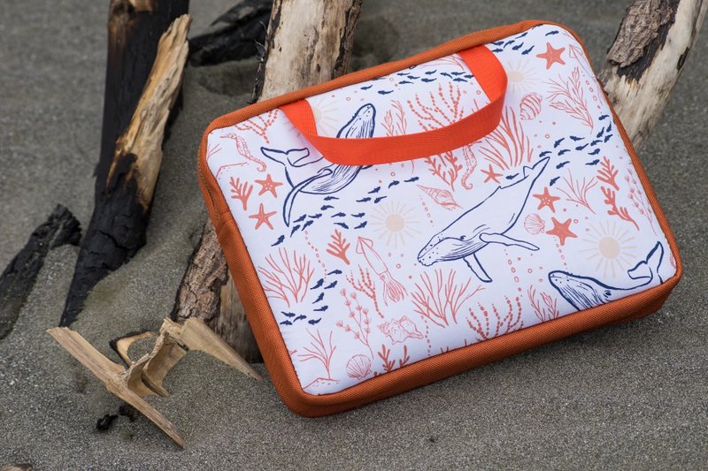 Big Fin Whale Laptop Bag-Morning Orange - กระเป๋าแล็ปท็อป - ผ้าฝ้าย/ผ้าลินิน สีส้ม