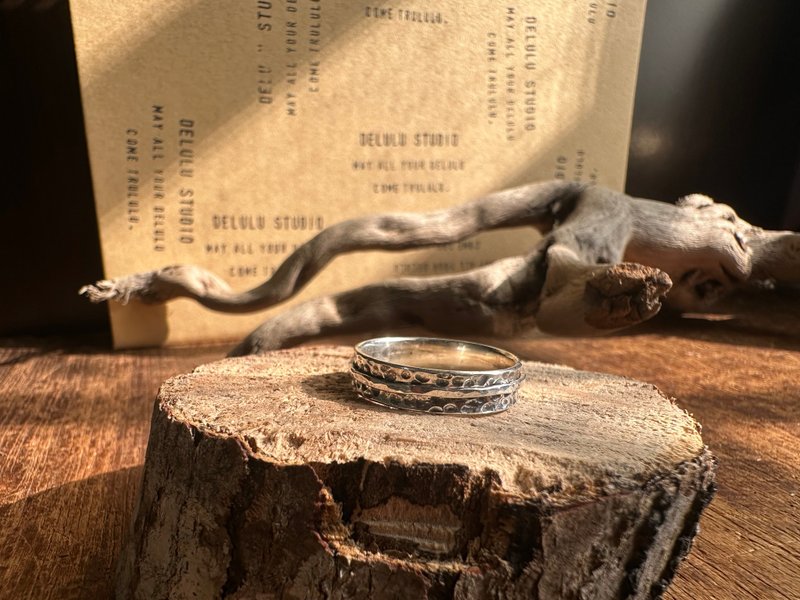 手作金工— 流轉 925純銀雙層戒指 外圈可轉動 金工錘紋 硫化處理 - 戒指 - 純銀 銀色