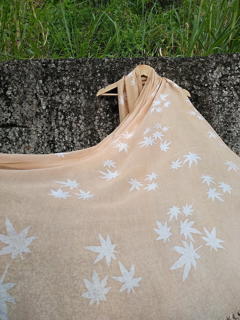 自在染isvara 草木染 柔沙色 純棉渲染圍巾 楓葉系列 淡然 - 圍巾/披肩 - 棉．麻 金色
