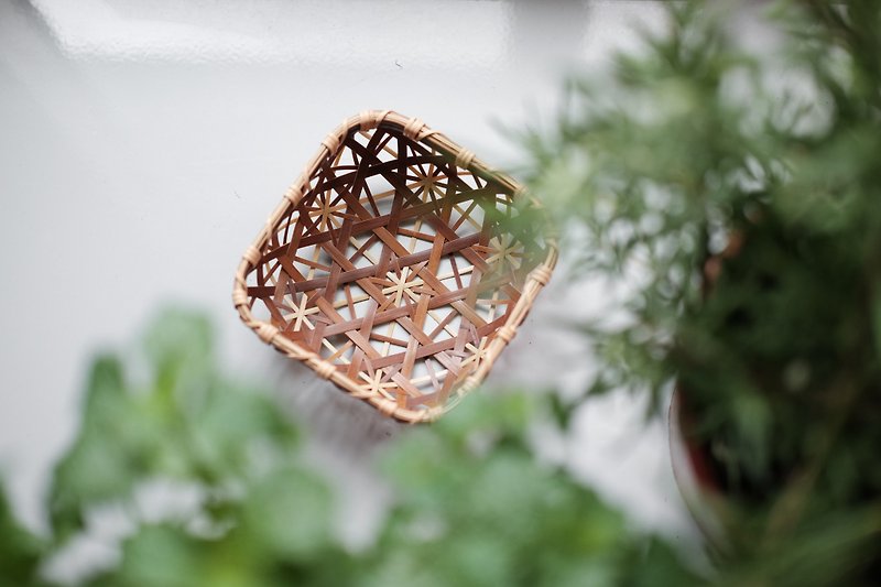 Handmade Bamboo Braided Shallow Plate (S) | Hexagon Hole Chrysanthemum Braid|Smoky Brown/Natural Color - จานเล็ก - ไม้ไผ่ สีนำ้ตาล