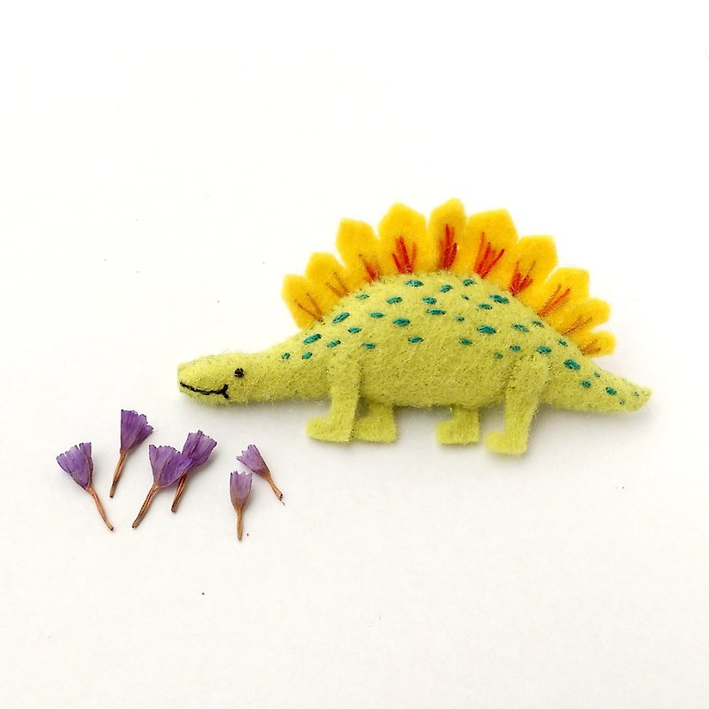 Chewing Stegosaurus Pin/Dinosaur Non-woven Embroidery Pin - เข็มกลัด - เส้นใยสังเคราะห์ สีเขียว