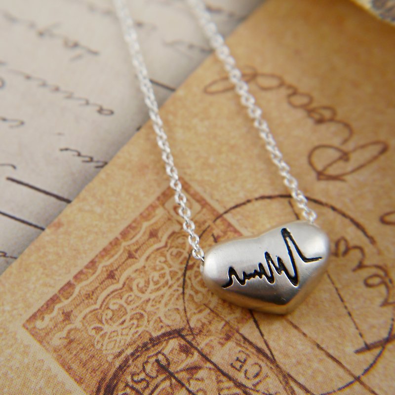 [Delivery with peace of mind] About Love-Moving Heart Necklace Love Clavicle Chain ECG Handmade Jewelry