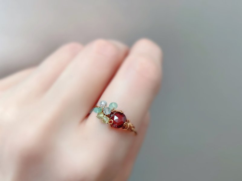 Maries garden - Garnet and small gemstone wire ring - แหวนทั่วไป - เครื่องเพชรพลอย สีแดง