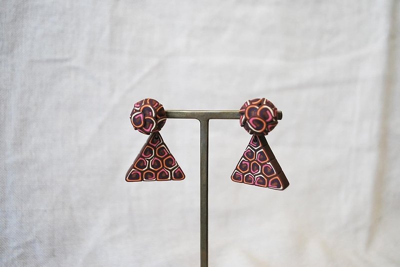 Bumpy and triangular earrings, Clip-On and pink, swirl pattern - ต่างหู - ดินเหนียว สีนำ้ตาล