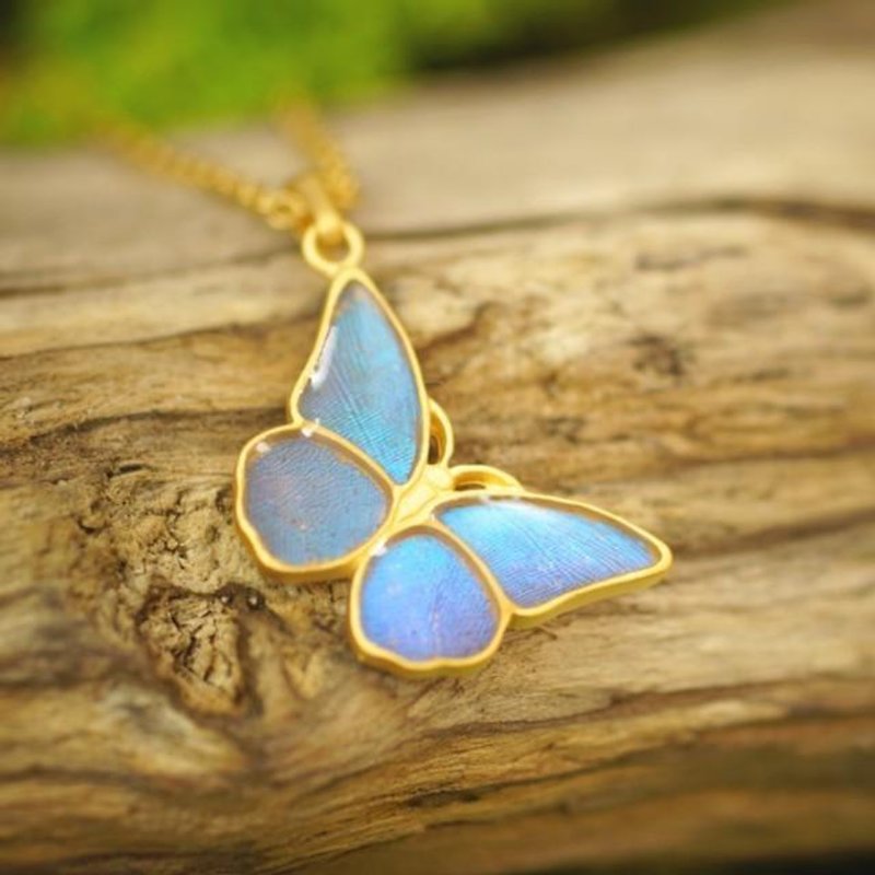 モルフォ蝶の小さなペンダント　ななめ - ネックレス - 金属 ブルー