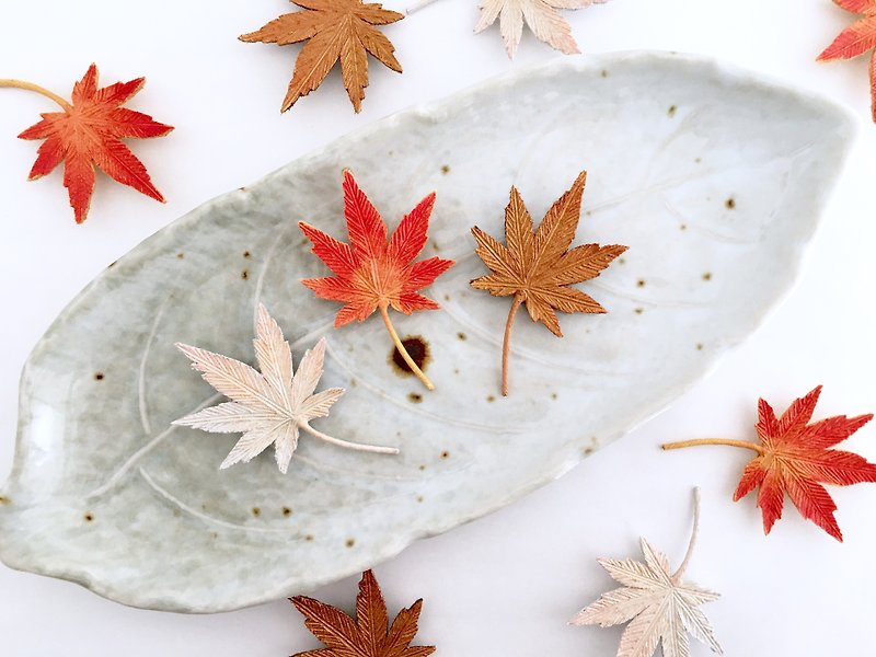 棉．麻 胸針 紅色 - Autumnal leaves brooch · red type ·