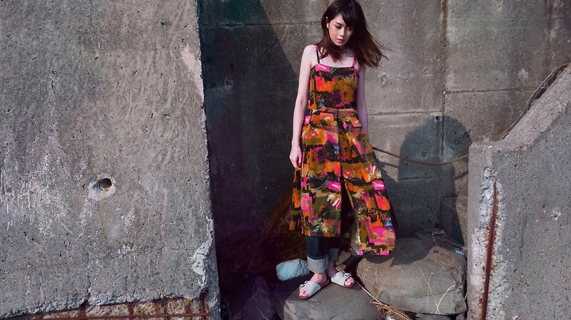 Zooey Asymmetrical Slip Printed Dress - ชุดเดรส - เส้นใยสังเคราะห์ หลากหลายสี