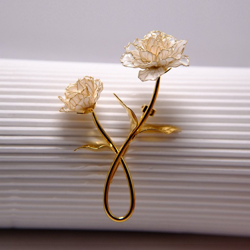 Love written upside down/white peony/22K gold plated/original brooch/ready in stock/free upgrade gift box - เข็มกลัด - ทองแดงทองเหลือง ขาว