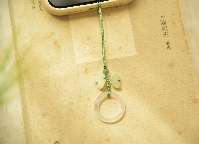 【花好月】Natural Xiu Jade Osmanthus Agate Ring Mobile Phone Pendant - พวงกุญแจ - หยก ขาว