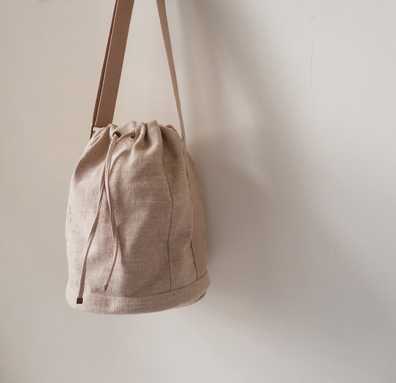 淺木 | 棉麻水桶揹袋 - 側背包/斜背包 - 棉．麻 卡其色