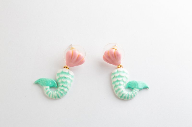 粉貝殼魚尾耳環 - 耳環/耳夾 - 琺瑯 
