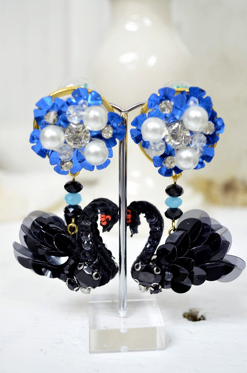 TIMBEE LO Handmade Beaded Black Swan Earrings - ต่างหู - ไฟเบอร์อื่นๆ สีดำ
