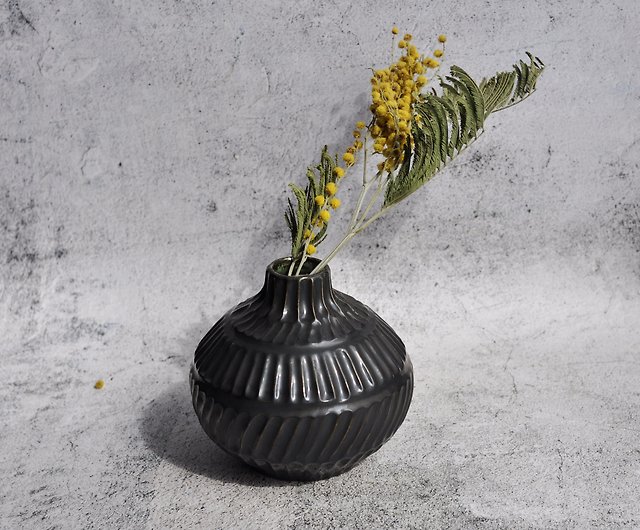 黒い色のモダンなセンターピースのつぼみの花瓶、手作りの磁器の小さな