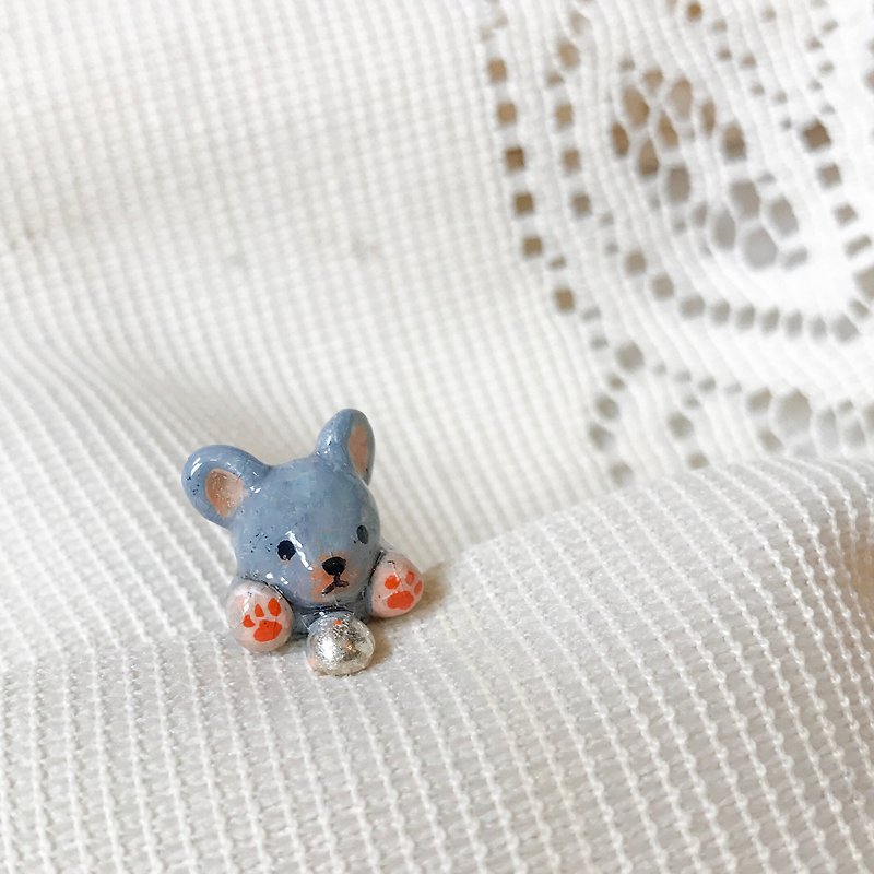 Little Mouse lying on the ear  Earclip  Earring - ต่างหู - ดินเหนียว สีเทา