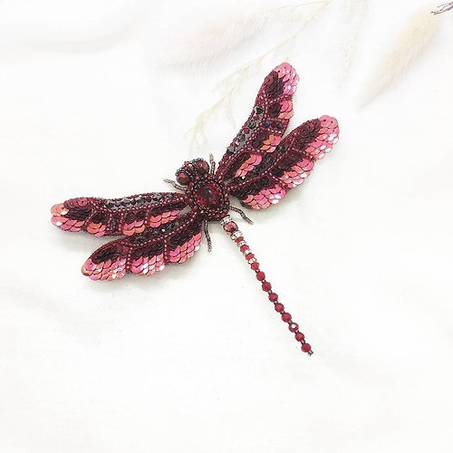 一隻蟲子 珠寶刺繡立體水晶昆蟲胸針-迷幻紅蜻蜓胸針