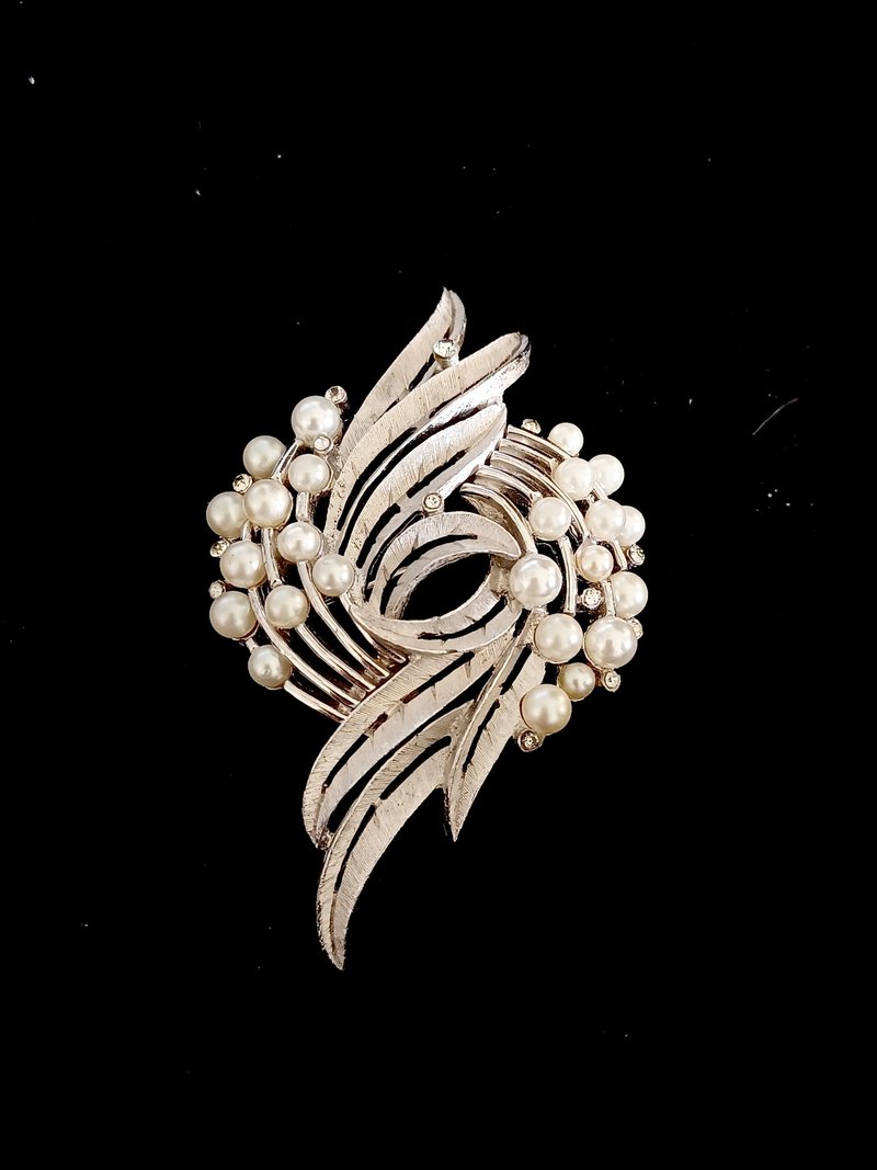 vintage jewelry Trifari 典雅鏡相珍珠花卉 別針 胸針 - 胸針 - 其他金屬 