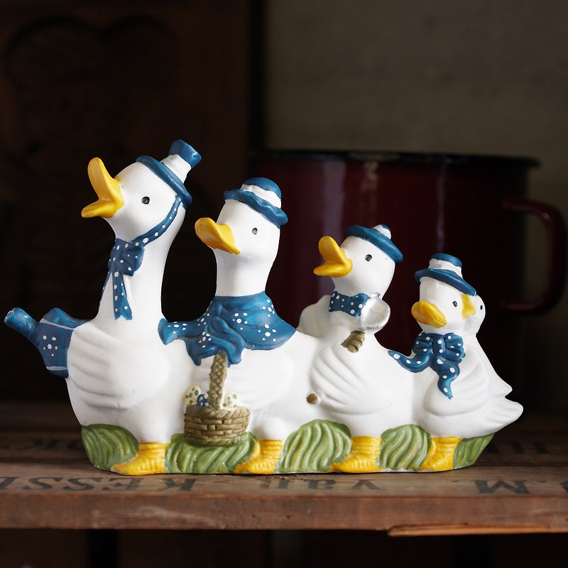 Handpainted ceramic duck family figurine - ของวางตกแต่ง - ดินเผา สีน้ำเงิน