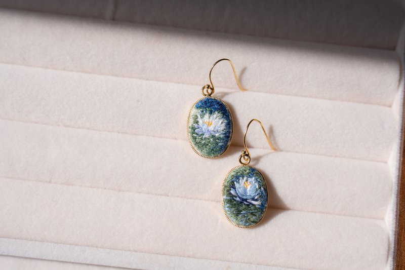 Claude Monet Waterlilies Embroidered Earrings - ต่างหู - ผ้าฝ้าย/ผ้าลินิน สีน้ำเงิน